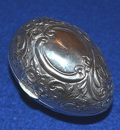 NOVELITY BOX MODELLED AS A BIRDS EGG.