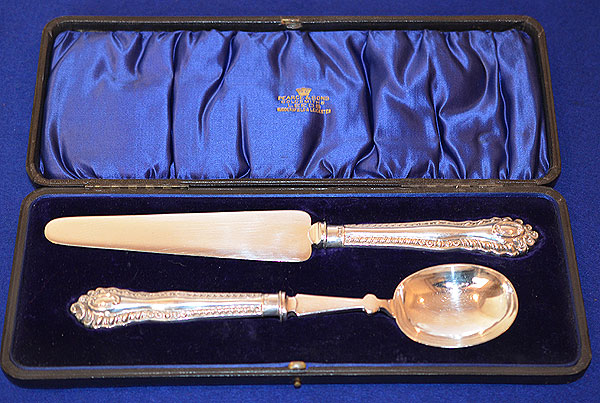 CASED SILVER DESSERT SERVING SET.