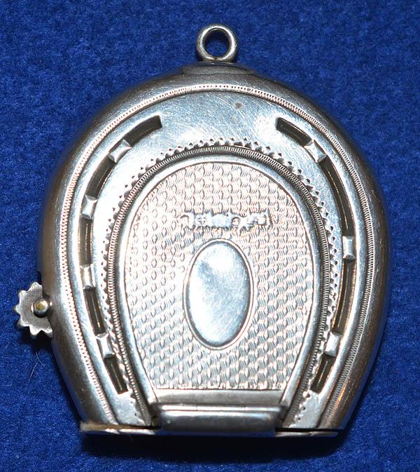 SILVER VICTORIAN NOVELTY HORSESHOE VESTA CASE.