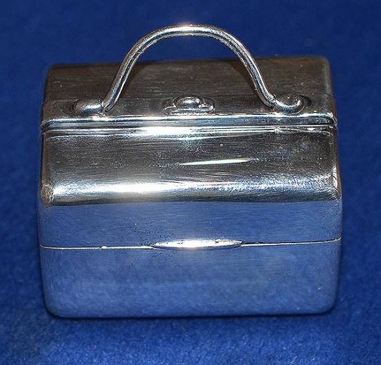 VICTORIAN NOVELTY SILVER PILBOX DESIGNED AS A DOCTORS GLASTON BAG.