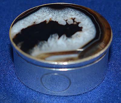 SILVER PIN BOX INSET WITH SEMI PRESIOUS AGATE STONE.